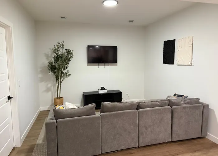 Cozy Apartment In South West Calgary